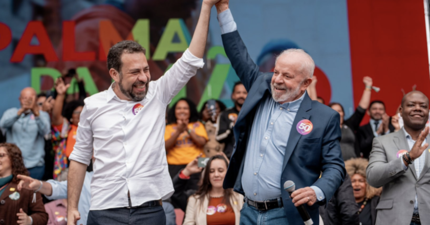 Guilherme Boulos faz comício na zona sul de São Paulo ao lado de Lula