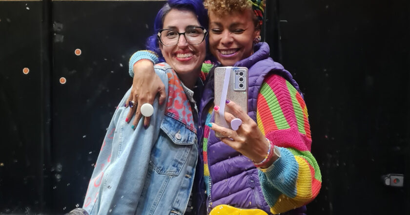 Vivências femininas nas artes visuais ganham voz no podcast “Bastidores e Baphos”