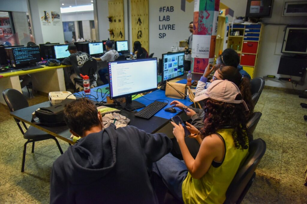 Projeto Fab Lab Livre SP abre inscrições para formação gratuita em tecnologia e cidadania com bolsa para jovens da capital