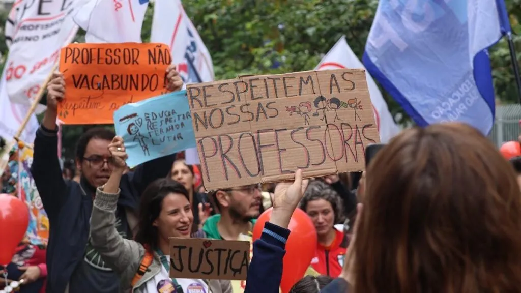 Professores do município suspendem a greve e retornam ao trabalho hoje (07); Servidores da rede estadual permanecem paralisados