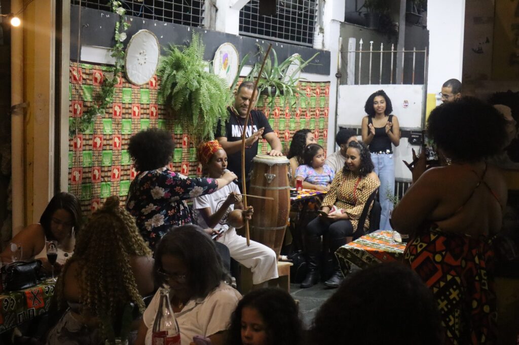 Cabeça de Nego: o ateliê que transforma a calçada em território de arte, memória e autonomia 