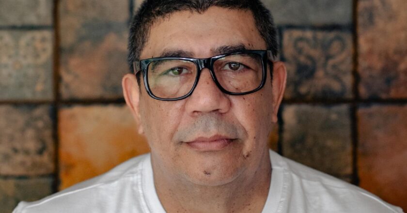 “Fluxo Poético” mergulha na vida e obra de Sérgio Vaz, o poeta da periferia